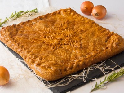 Пирог слоеный с красной рыбой и картофелем