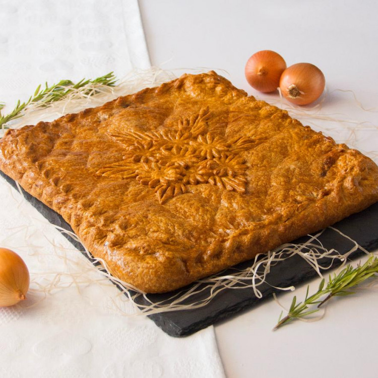 Пирог слоеный с красной рыбой и картофелем
