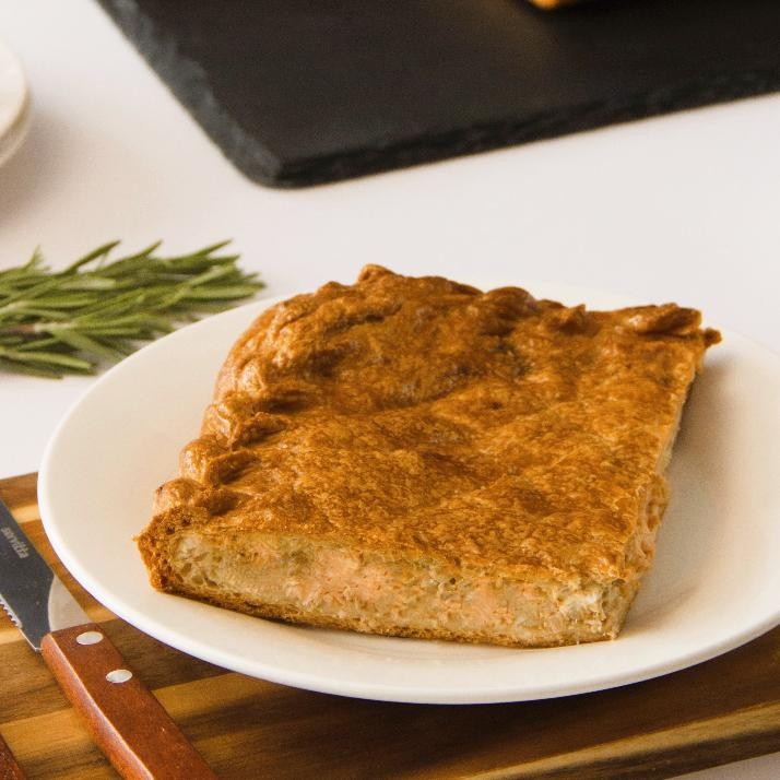 Пирог слоеный с красной рыбой и картофелем